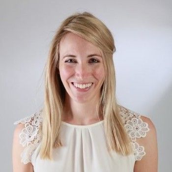 Alice Stapleton - An accredited Career Change Coach with extensive experience of working one to one with individuals in their 20s, 30s & early 40s (known as Gen Z & Generation Y/Millennials). Photo of Alice Stapleton
