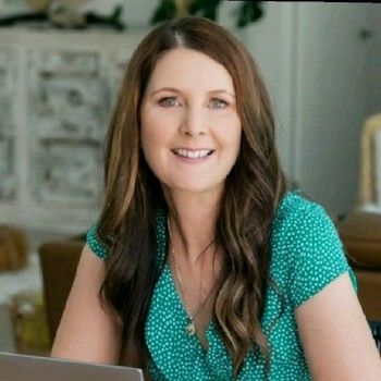 Helen Froling - Helping clients through email coaching to discover a life, career or business which inspires them, so that they can feel fully aligned with their strengths, values and purpose. Photo of Helen Froling
