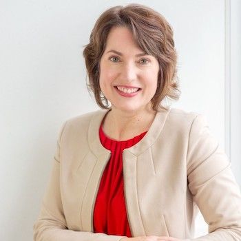 Ariana Elsie McNally - a Coach & Trainer with a passion for helping Professionals, Executives, Founders and Business Owners work from a place of strength and focus to achieve their definitions of success. Photo of Ariana Elsie McNally
