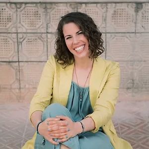 Maria Angoso - Trilingual work fulfillment coach helping driven professionally get clarity on their next career move. Photo of Maria Angoso